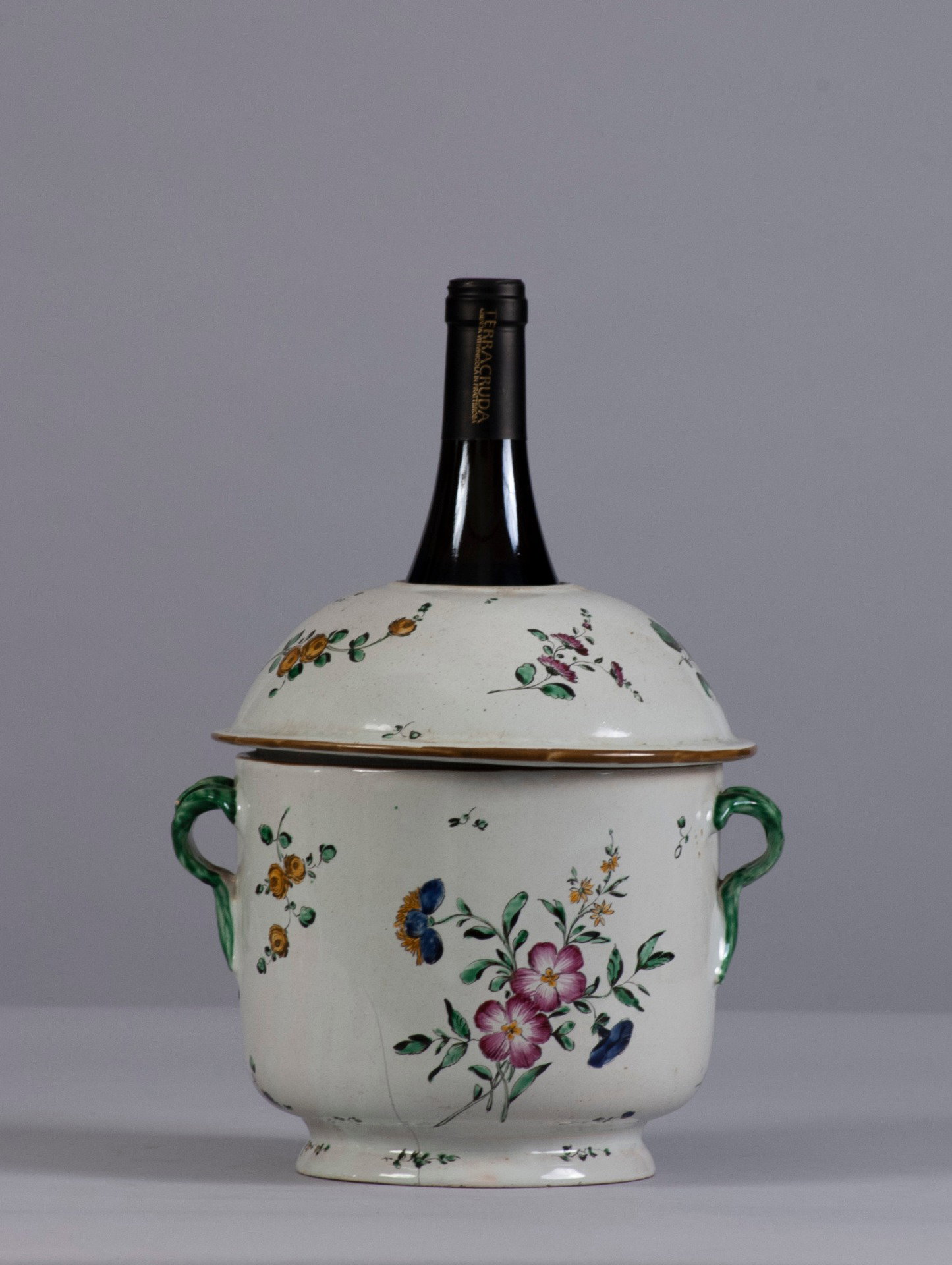 Pesaro (XVII - XVIII Siècle), Rafraîchissoir, faïence polychrome à décor floral